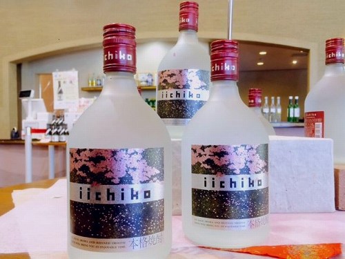 春風とともにデザインされた、桜が吹雪く、優雅なボトル!