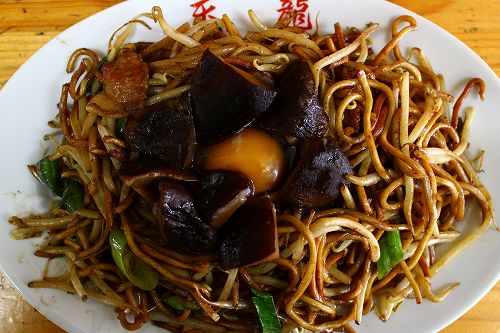 椎茸入りやきそば (生卵入り) / 850円
