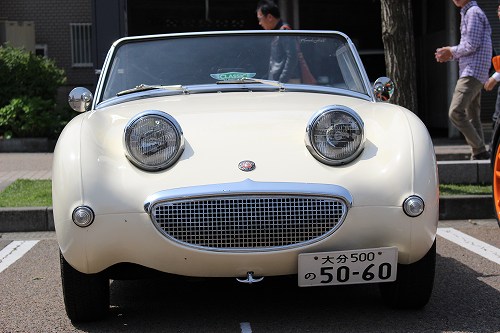 私の最も好みの車「オースチン・ヒーレー・スプライト」も、晴れ空の下、この表情!!