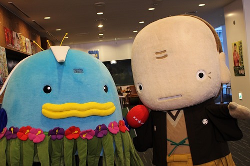 佐伯市のキャラクター「マンボウさん」と仲良くポーズを決めるたんそうさん