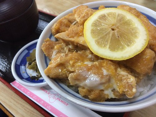 上にのったレモン!実は魔法の隠し味なんです。