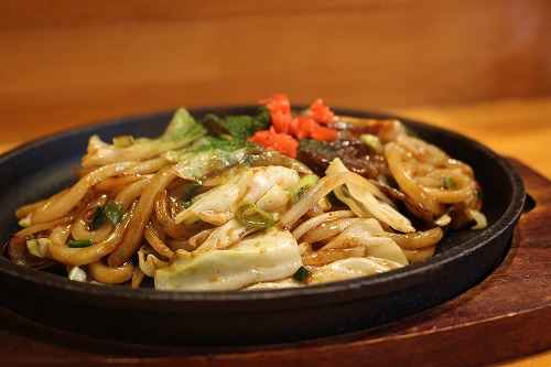 鉄板の上でジュージュー焼きあがった焼うどん!