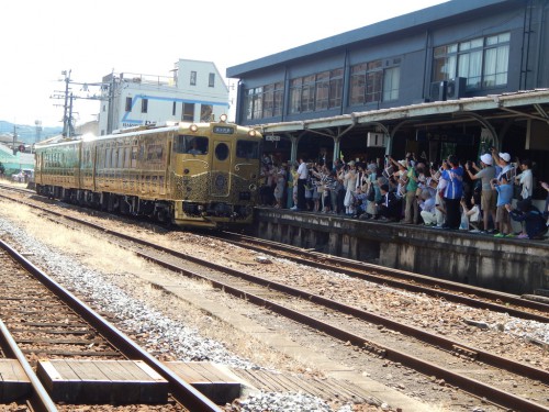 日田駅に到着した或る列車