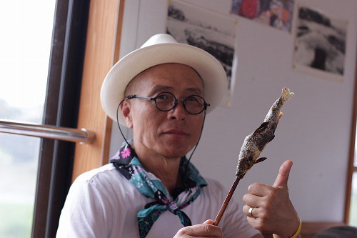 鮎に舌鼓。ホ・ヨンマン氏(写真使用の許可は頂いています)