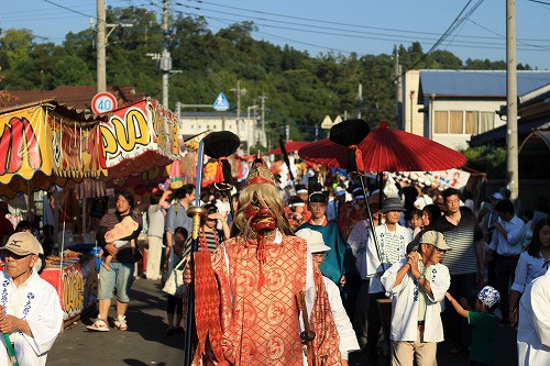 参道を通って仮宮へ!先頭を行く天狗!