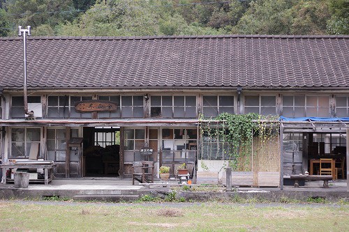 前津江の小学校をアトリエ兼製作所として活動をしています。