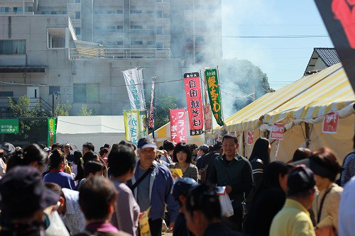 とてもとても長い行列もありました!食の力は凄い。