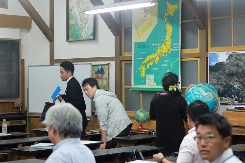 昭和の学校を再現した教室での座学でした。