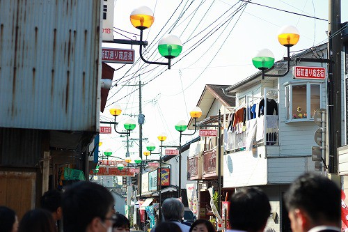 昔ながらの商人が集まる町。漂う生活感も味です。