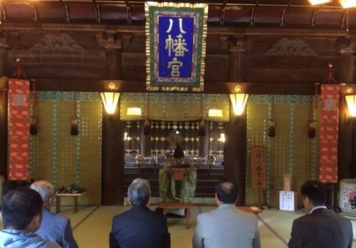 厳粛にお清めが行われています。