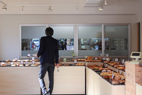 かなりカッコいい、空間デザインの整ったパン屋さん