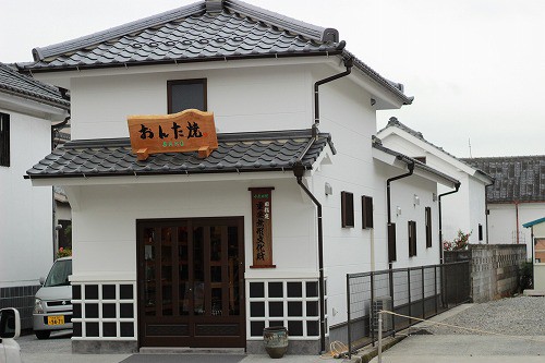 上町通りの、豆田ロール粋さんの斜め前です。