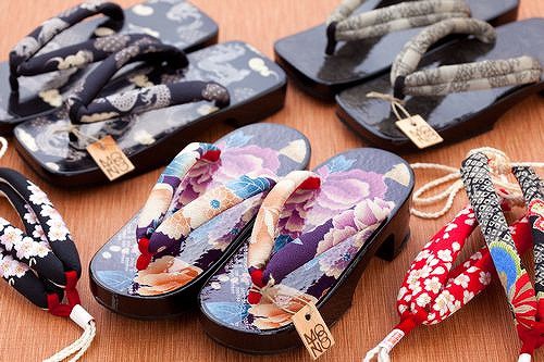 写真は、本野はきもの工業さんの「布あそび」