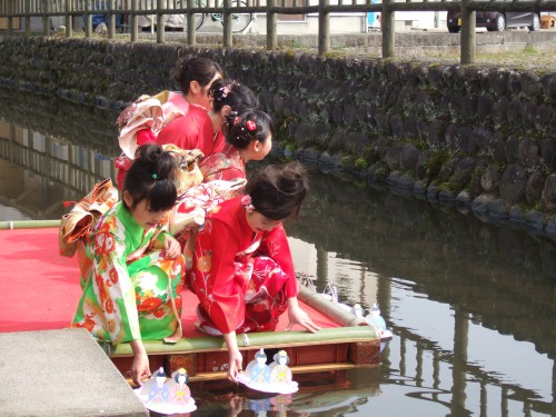 流しびなの様子です