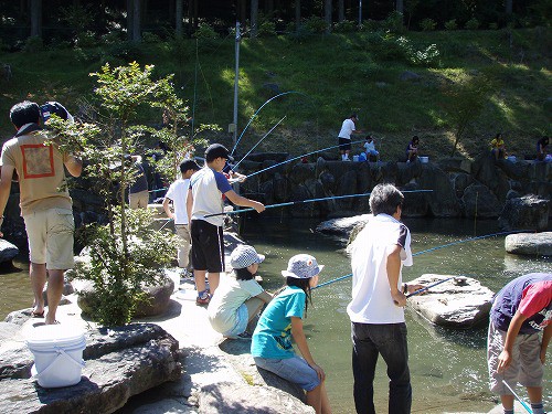 釣堀釣り体験、大人気なんです。