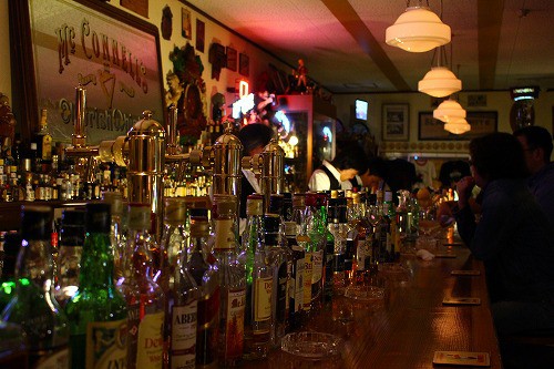 年代物のボトルがズラリ。全て飲めます。