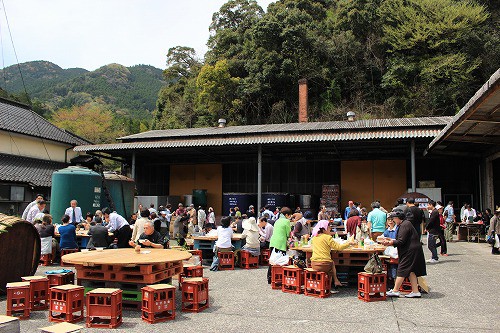 春うららな一日。ほろ酔いの方々。