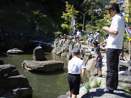 やまめ釣堀体験が大人気!