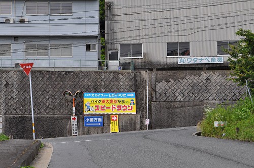 T字路にぶつかりますので右折。