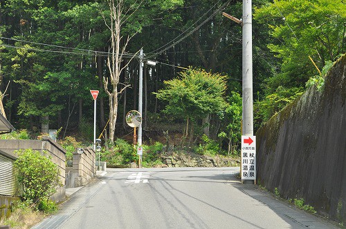 直進すると、T字路が見えますので、右折。