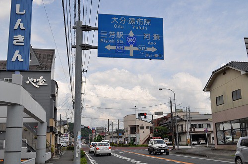 日高交差点(しんきん)が目印です。