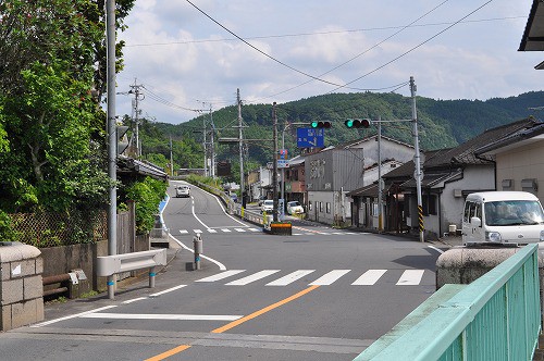 Y字路が見えてきますので、これを左方向