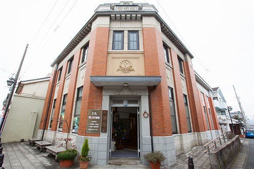 大正時代のシックな建物が目印!