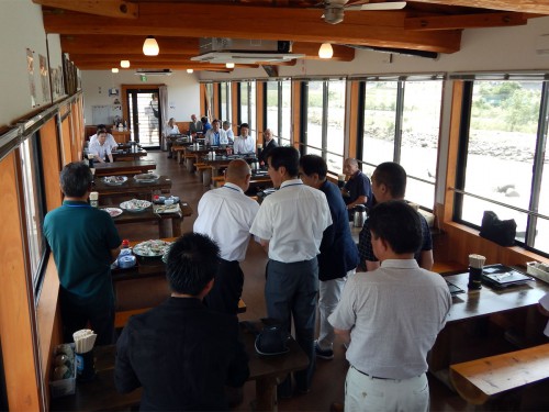 やな場茶屋での試食会の模様