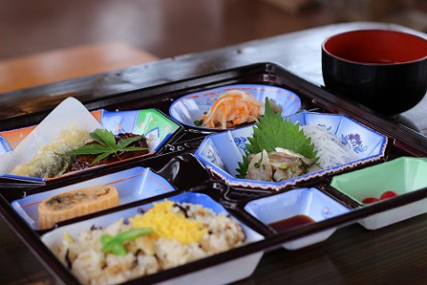 鮎定食 / 2,800円(こちらに鮎の塩焼きが付きます。)