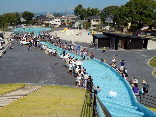 非常に賑わっています!素敵な光景。