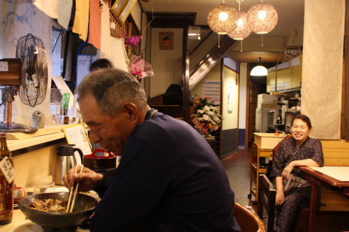 枇杷の樹店内。奥にいるのが女将です。
