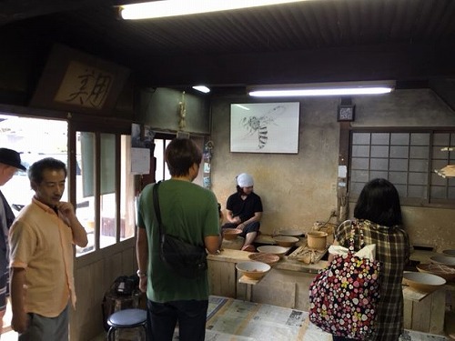 親子2代で作業をしている場面を撮影中