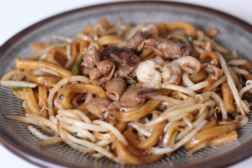 ホルモン焼きうどん / 500円(特別価格)