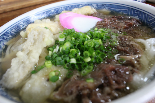 アップ写真です。肉ごぼ天うどん