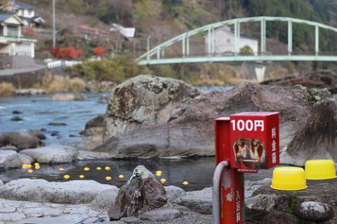 写真は、共同露天風呂「神田湯」です